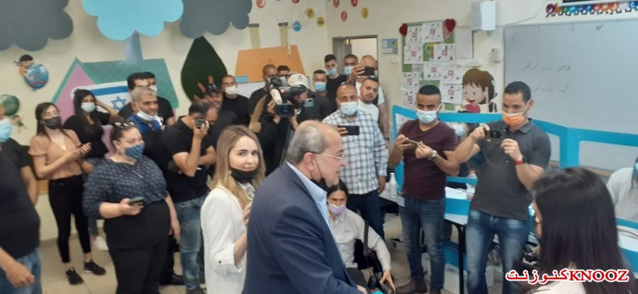 النائب احمد الطيبي يدلي بصوته في مدينة الطيبة